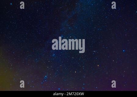 Milchstraße am Sternenhimmel mit Nebeln und Galaxien. Hintergrund mit Sternen und Leerzeichen Stockfoto