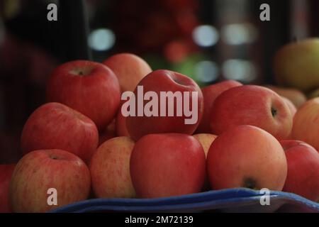 Köstliche frische saftige Äpfel in lokalen Obstmarkt Stockfoto