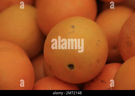Frische Orangen auf dem Marktstand Stockfoto