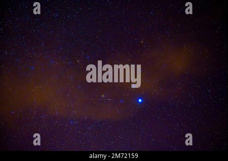 Astrofotografie eines dunkelblauen Sternenhimmels mit vielen Sternen, Nebeln und Galaxien Stockfoto