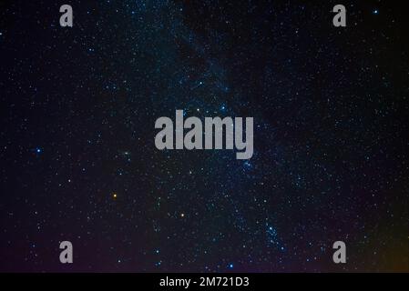 Milchstraße am Sternenhimmel mit Nebeln und Galaxien. Hintergrund mit Sternen und Leerzeichen Stockfoto