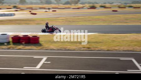 Queretaro, Queretaro, 11 18 22, Junge mit Helm und Rennuniform, fährt Gokart auf der Kartbahn, sommerlicher Adrenalinsport Stockfoto