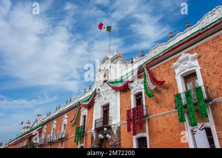 Tlaxcala, Tlaxcala, 09 18 22, Regierungsgebäude des zentralen Platzes der Gemeinde Tlaxcala mit Ornamenten zur Feier der DEP Stockfoto