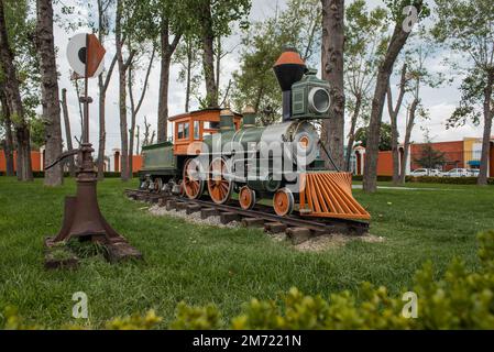 Miniaturmodell grün mit orangefarbenem Gartenschmuck am Sommertag, keine Menschen Stockfoto