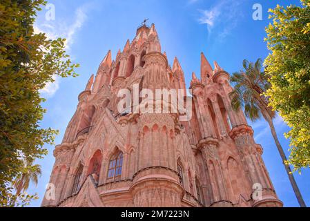 Altes religiöses Gebäude von san miguel de allende, katholischer Tempel während des Tages, Wahrzeichen, keine Menschen Stockfoto