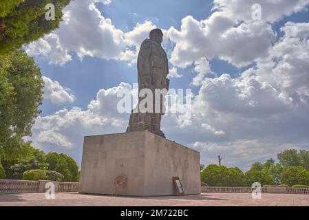 Santiago de Queretaro, Queretaro, Mexiko, 06 19 22, Denkmal für Benito Juárez auf dem Hügel der Glocken an einem Sommertag mit Wolken, keine Menschen Stockfoto