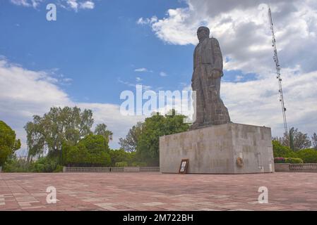 Santiago de Queretaro, Queretaro, Mexiko, 06 19 22, Denkmal für Benito Juárez auf dem Hügel der Glocken an einem Sommertag mit Wolken, keine Menschen Stockfoto