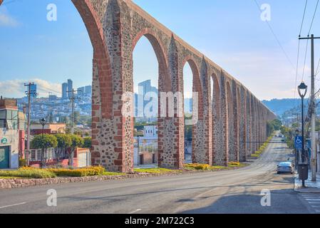 Santiago de Queretaro, Queretaro, Mexiko, 06 19 22, Blick auf die Straßen von Querétaro mit den Bögen in der Mitte während eines Sommermorgens, keine Menschen Stockfoto