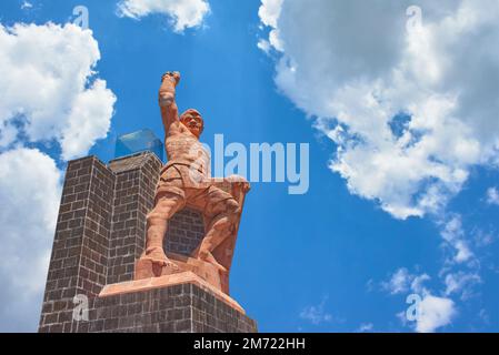 Guanajuato, Guanajuato, Mexiko, 06 11 22, Statue eines Mannes mit Feuer in der Hand, Denkmal der pípila mit blauem Himmel und Wolken im Hintergrund Stockfoto