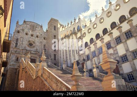 Guanajuato, Guanajuato, Mexiko, 06 11 22, Haupttreppe der Universität von Guanajuato, ein neoklassizistisches Gebäude an einem Sommertag w Stockfoto