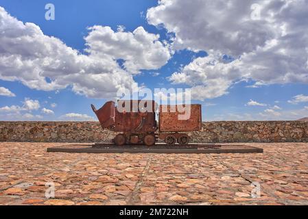 Altes Bergbauauto auf einer steinernen Terrasse mit blauem Himmel im Hintergrund, keine Menschen Stockfoto