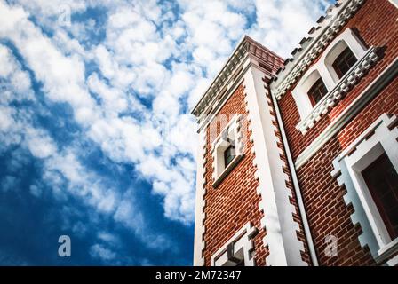 Backsteinfassade in der ehemaligen Hacienda de Chautla in Puebla, Touristenort, Mexiko an einem Tag mit blauem Himmel und Wolken, keine Menschen Stockfoto