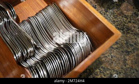Chrom Edelstahl Löffel Besteck in einer Aufbewahrungsbox aus Holz Stockfoto