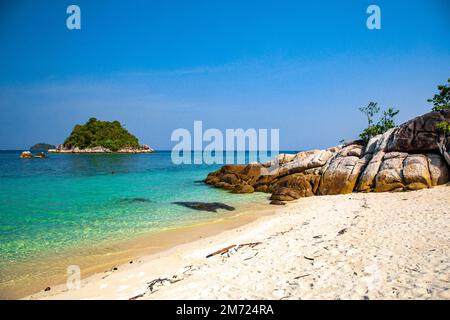 Sonnenaufgangsstrand mit Langbooten in Koh Lipe, Satun, Thailand Stockfoto