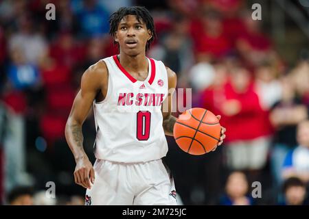 North Carolina State Wolfpack Guard Terquavion Smith (0) bringt den Ball beim Basketballspiel des NCAA College zwischen den Duke Blue Devils und dem NC State Wolfpack in der PNC Arena am Samstag, den 4. Januar 2023 in Raleigh, NC, auf den Platz. Jacob Kupferman/CSM Stockfoto