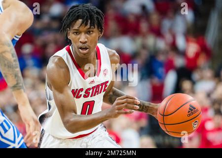 North Carolina State Wolfpack Guard Terquavion Smith (0) bringt den Ball beim Basketballspiel des NCAA College zwischen den Duke Blue Devils und dem NC State Wolfpack in der PNC Arena am Samstag, den 4. Januar 2023 in Raleigh, NC, auf den Platz. Jacob Kupferman/CSM Stockfoto