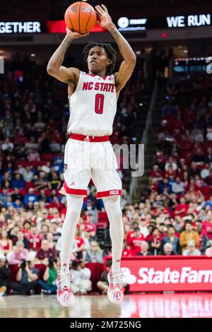 North Carolina State Wolfpack Guard Terquavion Smith (0) schießt den Ball während des Basketballspiels des NCAA College zwischen den Duke Blue Devils und dem NC State Wolfpack in der PNC Arena am Samstag, den 4. Januar 2023 in Raleigh, NC. Jacob Kupferman/CSM Stockfoto