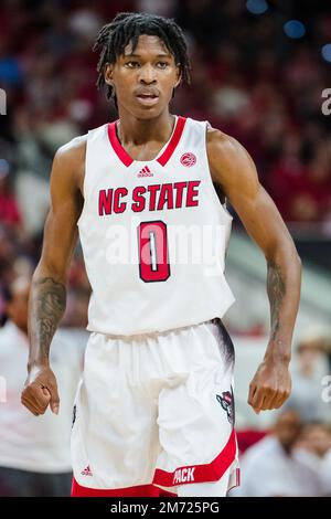 North Carolina State Wolfpack Guard Terquavion Smith (0) schaut am Samstag, den 4. Januar 2023 in Raleigh, NC, beim Basketballspiel des NCAA College zwischen den Duke Blue Devils und dem NC State Wolfpack in der PNC Arena vorbei. Jacob Kupferman/CSM Stockfoto