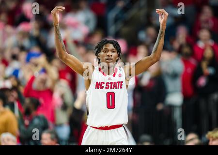 North Carolina State Wolfpack Guard Terquavion Smith (0) reagiert auf das Basketballspiel des NCAA College zwischen den Duke Blue Devils und dem NC State Wolfpack in der PNC Arena am Samstag, den 4. Januar 2023 in Raleigh, NC. Jacob Kupferman/CSM Stockfoto