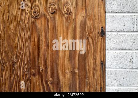 Detail einer verputzten weißen Backsteinwand eines verlassenen Gebäudes Stockfoto