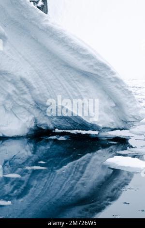 Eisberge mit gletscherblauem Eis rund um Enterprise Island in der Antarktis. Stockfoto