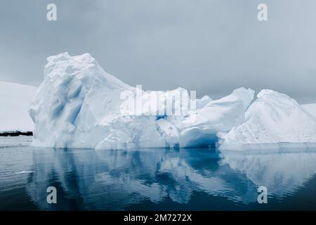 Eisberge mit gletscherblauem Eis rund um Enterprise Island in der Antarktis. Stockfoto