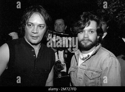 Mitch Ryder und John Cougar Mellencamp (Fotograf Ron Galella im Hintergrund), ca. 1983. Kredit: Ralph Dominguez/MediaPunch Stockfoto