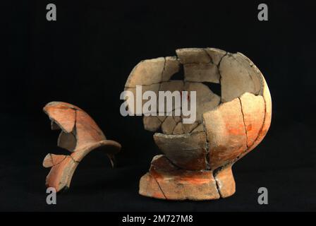 Töpferei aus prähistorischen Epochen Indonesiens, die in Karawang, West-Java, Indonesien, gefunden wurde. Stockfoto