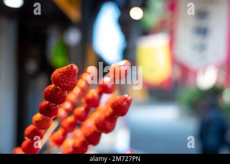 Tanghulu traditionelle chinesische hart karamellbeschichtete Erdbeerspieße aus der Nähe Stockfoto