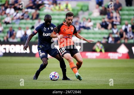 Melbourne, Australien, 6. Januar 2023. Nikola Mileusnic von Brisbane Roar kontrolliert den Ball vor Jason Geria von Melbourne Victory während des A-League Männer-Fußballspiels zwischen Melbourne Victory und Brisbane Roar am 06. Januar 2023 im AAMI Park in Melbourne, Australien. Kredit: Dave Hewison/Speed Media/Alamy Live News Stockfoto