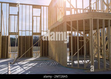 Ansicht der Holzrahmenbalken, die beim Bau eines neuen Hauses im Bau verwendet werden Stockfoto