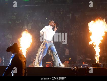 New York, New York, USA. 6. Januar 2023. Der professionelle Bull Rider EZEKIEL MITCHELL steht bei den Eröffnungszeremonien des PBR im Madison Square Garden in New York im Mittelpunkt. Es gibt 40 Bullenreiter, die an der Veranstaltung teilnehmen. (Kreditbild: © Brian Branch Price/ZUMA Press Wire) Kredit: ZUMA Press, Inc./Alamy Live News Stockfoto