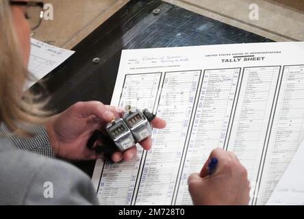 Washington, Usa. 06. Januar 2023. Die Angestellten stimmen ab, während die Wahl des Sprechers des Hauses in den USA fortgesetzt wird Capitol in Washington, DC, am Freitag, den 6. Januar 2023. Foto: Pat Benic/UPI Credit: UPI/Alamy Live News Stockfoto