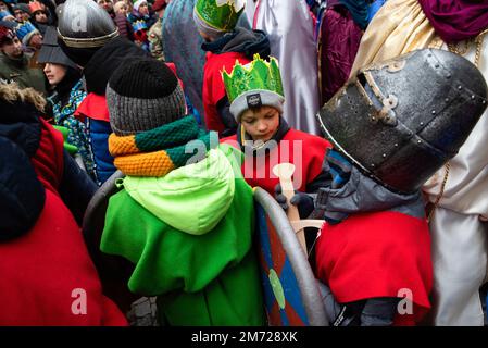 Ein als König verkleidetes Kind nimmt an einem marsch Teil. Am 6. Januar wird das Fest der Epiphanie des Herrn, in Polen als Epiphanie bekannt, in der katholischen Kirche gefeiert. Die farbenfrohe Prozession startete gegen Mittag von der Marienkirche in GDA?sk und erreichte den Stall am Artus Court. Am Ende sangen die Teilnehmer der Epiphanieprozession wunderschöne polnische Weihnachtslieder. Mehrere tausend Menschen haben am marsch teilgenommen. Der Revd Ireneusz Bradtke, Rektor der Marienkirche, sprach ein Gebet mit den Anwesenden. Gebete wurden auch für den verstorbenen Papst Benedikt XVI. Angeboten, ebenso für Bürgermeister Pawe? Adamo Stockfoto