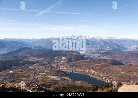 Landschaft vom Gipfel des Costalta-Berges. Panorama der italienischen Alpen. Baselga di Pinè, Lagorai Stockfoto