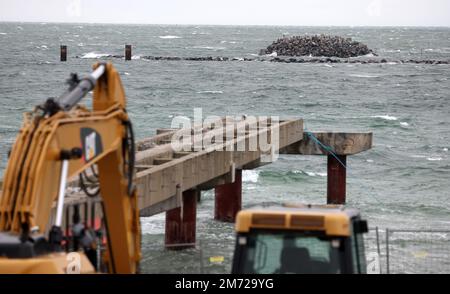 Prerow, Deutschland. 05. Januar 2023. Die Überreste des alten, abgerissenen Pier weisen in die Richtung, wo der neue Inselhafen gebaut werden soll. Der Hafen soll Ende 2023 fertiggestellt sein und für die Saison 2024 geöffnet werden. Der 720 Meter lange Pier zum Hafen ist der längste in der Ostseeregion. Der neue Hafen wird einen Liegeplatz für einen 28 Meter langen Rettungskreuzer, der von der Deutschen Seereitstelle (DGzRS) betrieben wird, sowie Anlegeplätze für örtliche Fischer und Vergnügungsboote umfassen. (Zu dpa: 'Inselhafen in Tropfenform - Baustelle: dpa/Alamy Live News Stockfoto