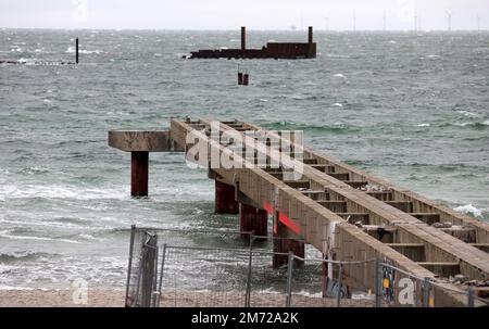 Prerow, Deutschland. 05. Januar 2023. Die Überreste des alten, abgerissenen Pier weisen in die Richtung, wo der neue Inselhafen gebaut werden soll. Der Hafen soll Ende 2023 fertiggestellt sein und für die Saison 2024 geöffnet werden. Der 720 Meter lange Pier zum Hafen ist der längste in der Ostseeregion. Der neue Hafen wird einen Liegeplatz für einen 28 Meter langen Rettungskreuzer, der von der Deutschen Seereitstelle (DGzRS) betrieben wird, sowie Anlegeplätze für örtliche Fischer und Vergnügungsboote umfassen. (Zu dpa: 'Inselhafen in Tropfenform - Baustelle: dpa/Alamy Live News Stockfoto