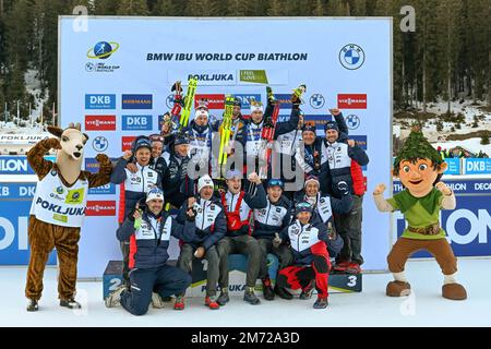 Pokljuka, Slowenien. 06. Januar 2023. Das norwegische Biathlon-Team feiert während des Men 10 km Sprint-Rennens bei der BMW IBU Biathlon World Cup in Pokljuka. Kredit: SOPA Images Limited/Alamy Live News Stockfoto