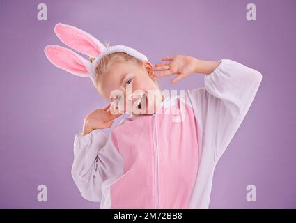 Lustiger Hase. Studioaufnahme eines niedlichen kleinen Mädchens, das in einem Hasen-Kostüm verkleidet ist. Stockfoto