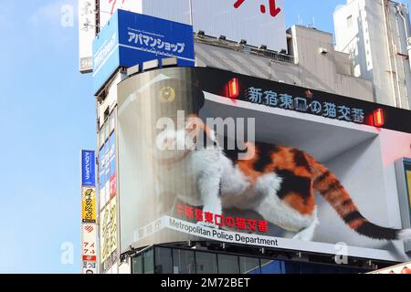 TOKIO, JAPAN - 4. Januar 2023: Ein 3D-Plakat mit einer Polizeikatze auf einem Gebäude in Tokios Shinjuku-Gegend. Stockfoto