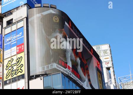 TOKIO, JAPAN - 4. Januar 2023: Ein 3D-Plakat mit einer Polizeikatze auf einem Gebäude in Tokios Shinjuku-Gegend. Stockfoto