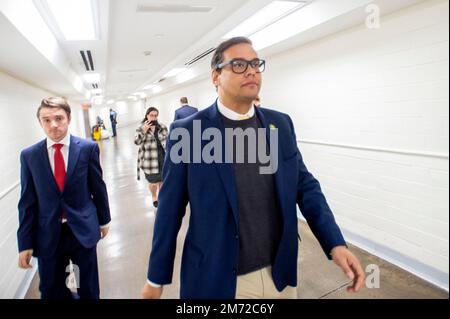 Washington, Vereinigte Staaten. 05. Januar 2023. Der designierte US-Repräsentant George Santos (Republikaner von New York) geht von seinem Büro im Longworth House Office Building zum US Capitol, um am Donnerstag, den 5. Januar 2023, zum siebten Mal für den Sprecher des Hauses im US Capitol in Washington, DC, zu stimmen. Guthaben: Rod Lamkey/CNP (EINSCHRÄNKUNG: KEINE New York oder New Jersey Zeitungen oder Zeitungen im Umkreis von 75 Meilen von New York City) Guthaben: dpa/Alamy Live News Stockfoto