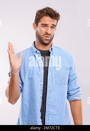 Kein Kohl mehr für dich. Studiofoto eines gutaussehenden jungen Mannes, der seine Hände mit Gesten winkt, nachdem er etwas Unangenehmes gerochen hat. Stockfoto