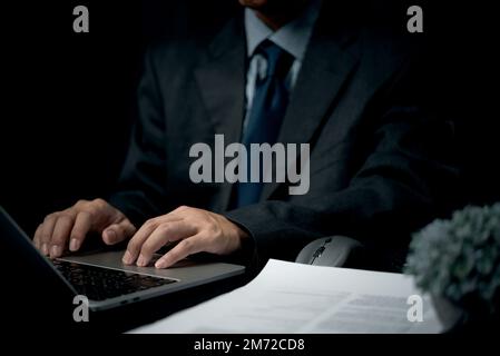 Rechtsanwalt, der an Rechtssachen arbeitet Anwalt oder Sekretärin schreibt kurze Verträge, Karriere- und Geschäftsunterlagen vor Gericht.Geschäftsmann mit Laptop. Stockfoto