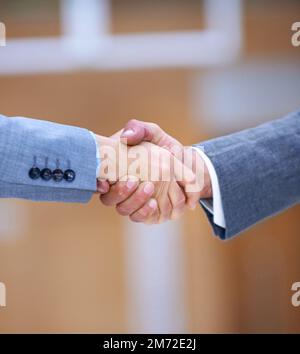 Du hast einen Deal. Verkürzte Nahaufnahme eines Handschlags zwischen Geschäftspartnern. Stockfoto