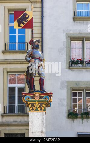 Denkmal mit einem Schweizer Ritter, der einen Standard trägt - Bern, Schweiz Stockfoto