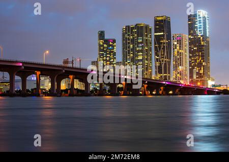 Nach Miami. Bayside miami Downtown hinter MacArthur Causeway, gedreht vom Venetian Causeway, Nacht. Stockfoto