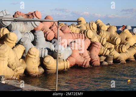 Farbenfrohe Steine am Strand Stockfoto