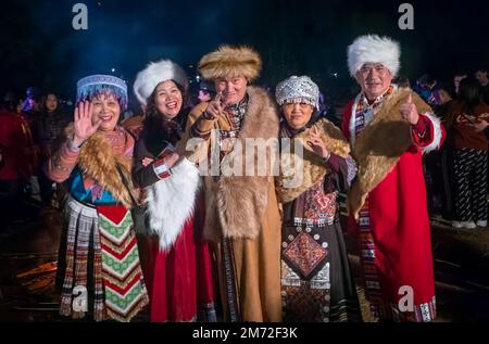 Eine Gruppe einheimischer Touristen in bunten Kostümen für ethnische Minderheiten nimmt an einer Silvesterparty in Mai Chau im Norden Vietnams Teil Stockfoto