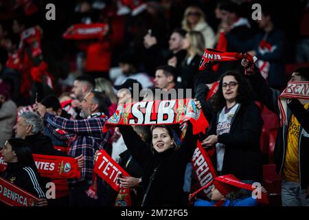 Lissabon, Portugal. 06. Januar 2023. Fans der SL Benfica beim Liga Portugal Bwin Match zwischen SL Benfica und Portimonense SC im Estadio da Luz in Lissabon. (Endstand: SL Benfica 1 : 0 Portimonense SC) Kredit: SOPA Images Limited/Alamy Live News Stockfoto